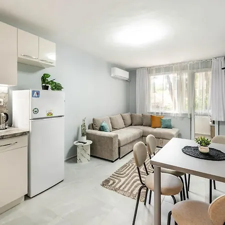 Fresh Place To In The Center Of Apartment Varna