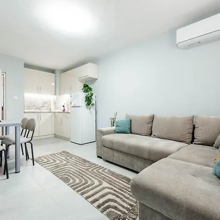 Fresh Place To In The Center Of Apartment Varna