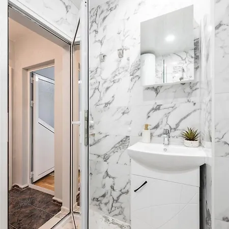 Fresh Place To In The Center Of Apartment *
